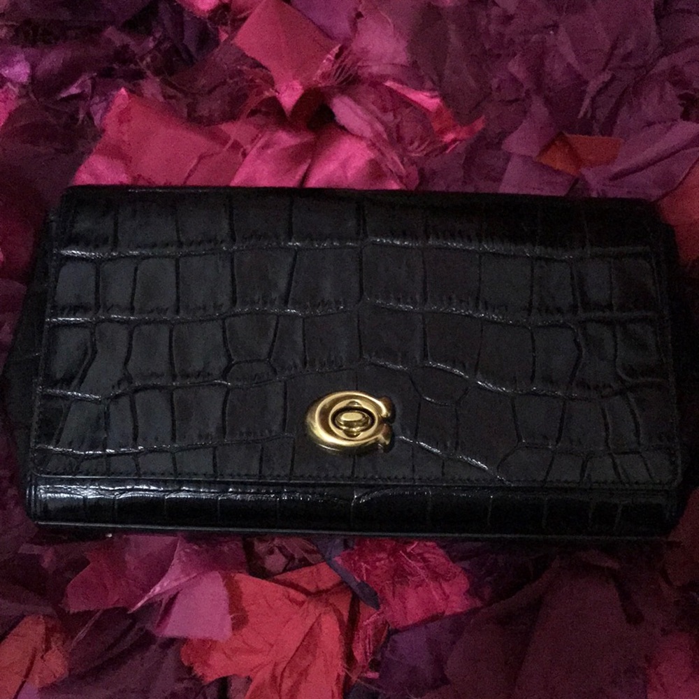 Alexa Turnlock Clutch